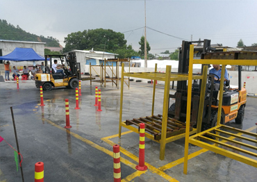 叉車的例行檢查、叉車運(yùn)行路線是否正確、叉車倒庫不出線/不撞到標(biāo)桿、指定